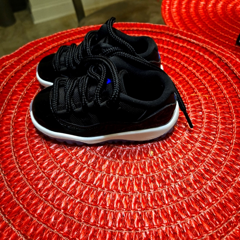 Jordan retro black and blue 8c toddler